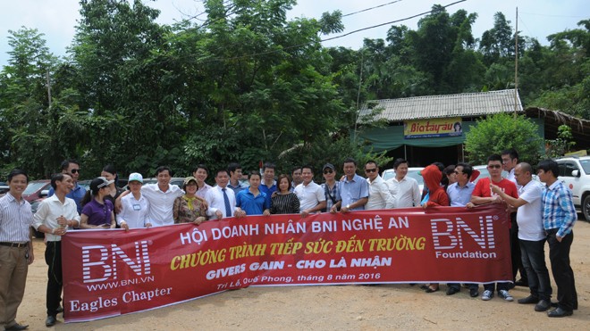 Tặng chăn, áo ấm cho học sinh rẻo cao Vượt qua chặng đường hơn 200 km, Hội Doanh nhân BNI Nghệ An mang quà tặng trị giá 100 triệu đồng hỗ trợ các thầy giáo, học sinh Trường tiểu học Tri Lễ 4.
