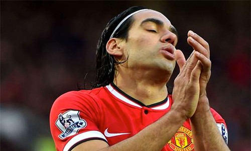 Man Utd, Chelsea bị chê không biết dùng Falcao Hai mùa bóng ở Anh là ác mộng cho sự nghiệp của Falcao. Ảnh: AFP.