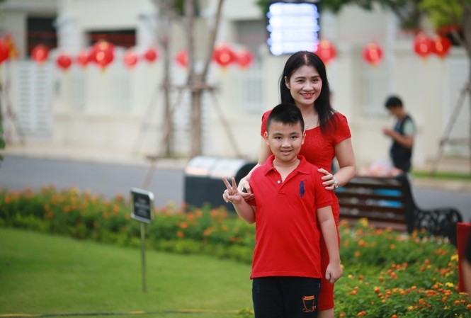 Cư dân Vinhomes Hà Tĩnh hào hứng với đêm hội “Vui trăng cùng Vinhomes” Hai mẹ con chị Xuân tranh thủ chụp ảnh trước sự kiện
