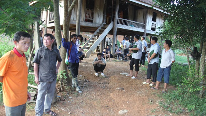 Nghệ An: Tìm thấy 4 thi thể không nguyên vẹn ở khe suối Lực lượng chức năng và người dân vẫn tiếp tục tìm kiếm những nạn nhân còn lại.