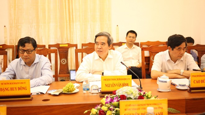 Làm năng lượng sạch: Vì sao vẫn án binh bất động? Uỷ viên Bộ Chính trị, Trưởng Ban kinh tế Trung ương Nguyễn Văn Bình làm việc với Tỉnh uỷ Ninh Thuận.