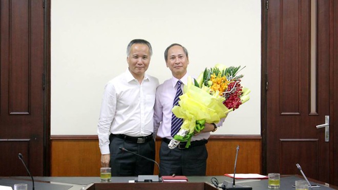 Bộ Công Thương điều hai Phó Chánh văn phòng làm Phó Vụ trưởng ông Nguyễn Trường Sơn (phải), nguyên Phó Chánh Văn phòng Bộ được điều động giữ chức vụ Phó Vụ trưởng Vụ Thi đua khen thưởng.