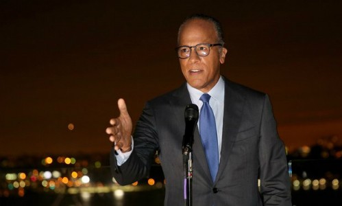 Vì sao người dẫn dắt tranh luận bị nghi thiên vị Hillary Clinton Lester Holt, người dẫn dắt cuộc tranh luận Trump - Clinton đầu tiên. Ảnh: NBC