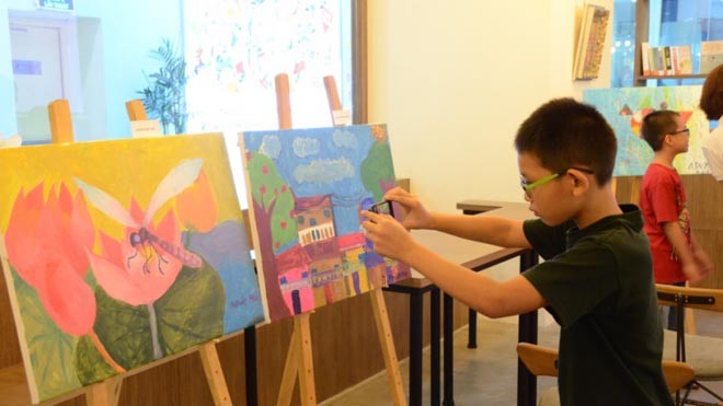 Triển lãm “Vẽ lên cổ tích” ủng hộ Quỹ Thiện Nhân Bức “Chuồn chuồn và hoa sen” của cháu Nhật Mai (10 tuổi)