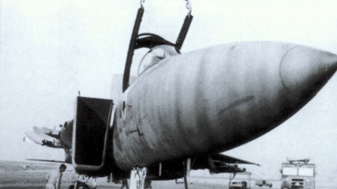 Phi công F-15 tiếp đất ngoạn mục chỉ với một cánh Chiếc F-15D hạ cánh an toàn với phần cánh chính bên trái đã mất sau vụ va chạm trên không. Ảnh: Theaviationist