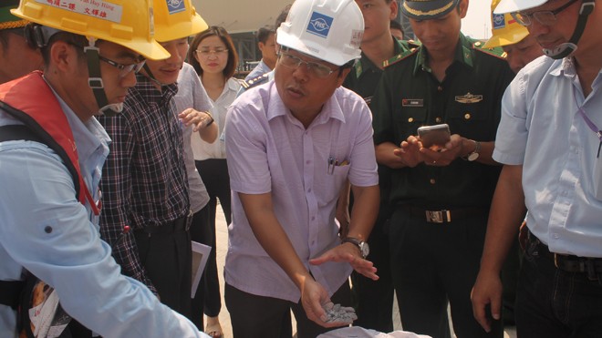 168 tấn bùn bô xít nhập vào Formosa không phải là bùn thải Lực lượng chức năng lấy mẫu để phân tích.