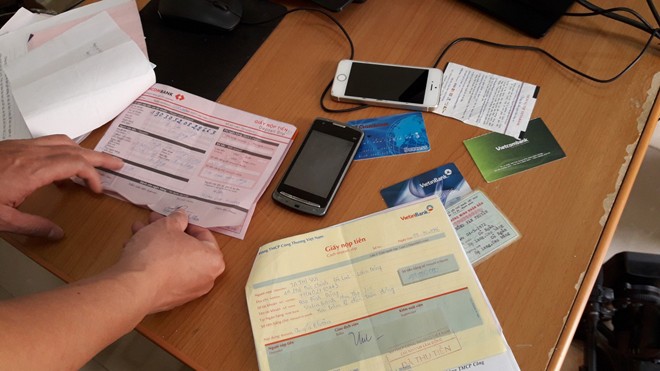 Giả danh công an lừa đảo rồi chuyển tiền sang Trung Quốc Tang vật vụ án đường dây giả danh lừa đảo. Ảnh: CA cung cấp