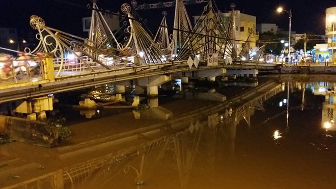 Sóc Trăng: Sà lan chở xe cẩu bị chìm xuống đáy sông Nước dưới sông Maspéro đang dâng cao và sà lan và xe cẩu đã chìm. Ảnh: Việt Tường.