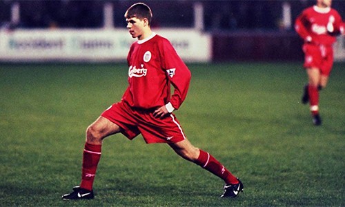Steven Gerrard và vẻ đẹp của sự không hoàn hảo Tình yêu lớn mà Gerrard giành cho Liverpool xuất phát từ truyền thống gia đình và một bi kịch với người anh họ của anh.