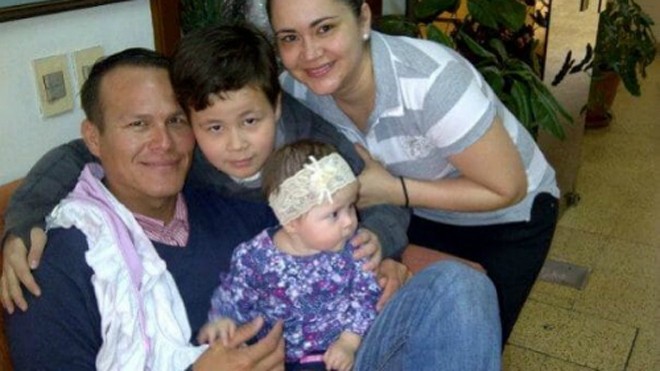 Phi công máy bay rơi ở Colombia từng mất bố vì tai nạn hàng không Miguel Quiroga cùng vợ và các con. Ảnh: Facebook