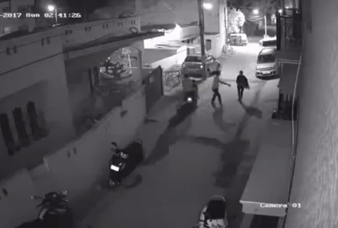 'Yêu râu xanh' sàm sỡ cô gái trên phố đêm giao thừa 'Yêu râu xanh' sàm sỡ cô gái trên phố đêm giao thừa