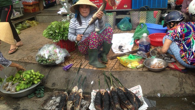 Nhộn nhịp mua cá lóc nướng trong ngày Thần tài Từ sáng sớm, nhiều tiểu thương mở sạp nướng cá lóc bán.