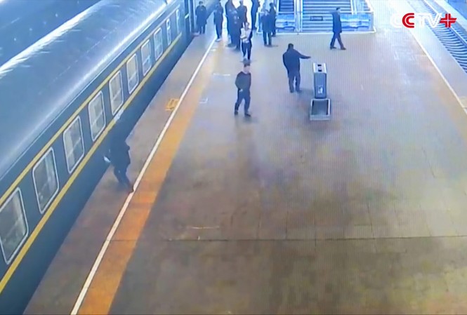 Bé 3 tuổi rơi xuống khe đường ray cách giờ tàu chạy một phút Bé 3 tuổi rơi xuống khe đường ray cách giờ tàu chạy một phút