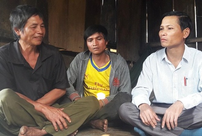 Kỳ lạ làng đàn bà nghiện rượu gây ra vô số chuyện bi hài Công việc gần như thường xuyên của lãnh đạo Trà Don là đi vận động từng hộ dân hạn chế uống rượu, chăm lo làm ăn
