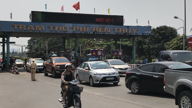 Vụ BOT Bến Thủy: Không phạm luật khi dùng tiền lẻ mua vé Ách tắc giao thông trên cầu Bến Thủy ngày 9/4.