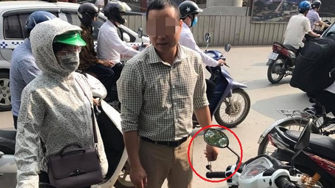 Đâm vào xe máy, tài xế ‘ăn vạ’ bất thành, ném chìa khoá của phụ nữ Sau va chạm giao thông, người đàn ông rút chìa khóa xe của người phụ nữ rồi yêu cầu bồi thường. (Ảnh: Lại Hạnh)