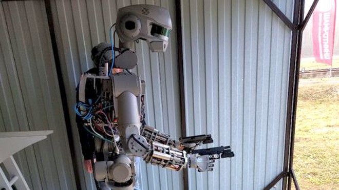 Robot Nga học cách bắn súng hai tay trước khi lên Mặt Trăng Fedor thử nghiệm bắn súng hai tay. Ảnh: Twitter.