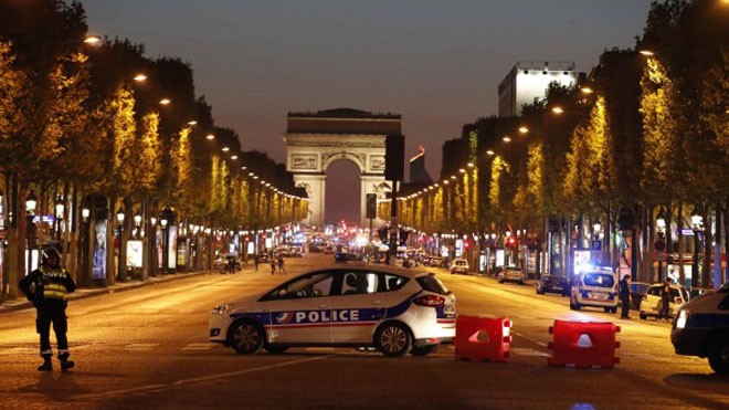 Nổ súng ở Paris, IS lên tiếng nhận trách nhiệm Hiện trường vụ tấn công tối 20/4 ở trung tâm Paris. Ảnh: AP