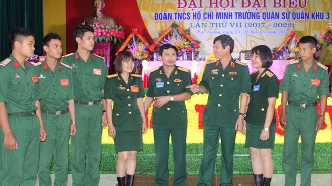 Đại hội Đoàn cấp trên trực tiếp cơ sở Lãnh đạo Quân khu 3 trò chuyện với các đại biểu về dự đại hội, ngày 26/4