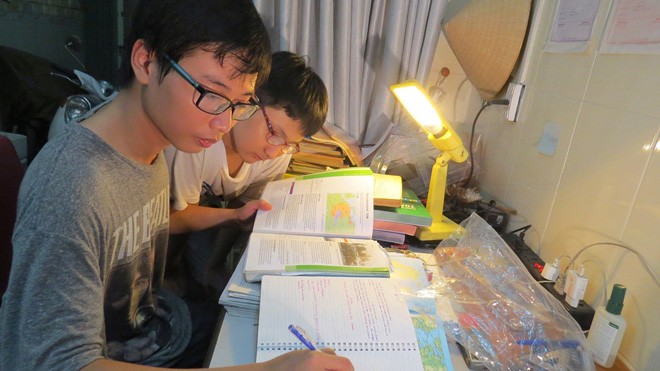 Người đàn ông cho 2 con bỏ trường tự học ở nhà: Giọt nước tràn ly Hơn 3 năm nay, cả hai anh em Nhật Anh và Thái Anh đã nghĩ học ở trường để tự học ở nhà.