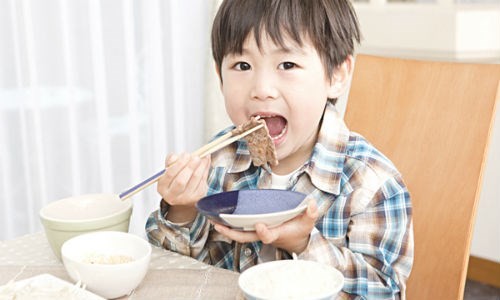 Nên cho trẻ ăn uống thế nào để phòng tránh bệnh mùa hè? Protein có vai trò hết sức quan trọng để trẻ phát triển trí tuệ và tầm vóc.