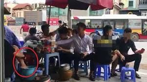 Chiêu trò xăm kín mặt, pha trà bằng nước rửa chân: Lại sống ảo Chủ salon tóc bị gọi lên phường làm việc vì dàn dựng clip pha trà bằng nước rửa chân. Ảnh cắt từ clip