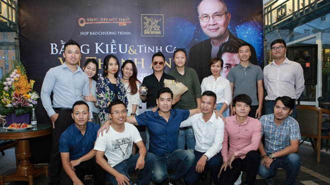 Bằng Kiều trải lòng về cuộc sống sau khi chia tay Dương Mỹ Linh Bằng Kiều cùng những người hâm mộ đã đồng hành với anh nhiều năm qua. Ảnh: Tuấn Đào.