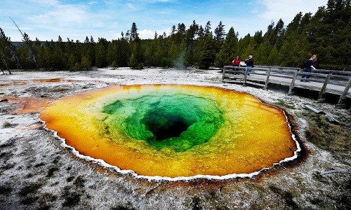 NASA tính chi 4,5 tỷ USD khoan xuyên lòng siêu núi lửa: Dự án táo bạo Suối nước nóng Morning Glory trong công viên quốc gia Yellowstone. Ảnh: Independent.