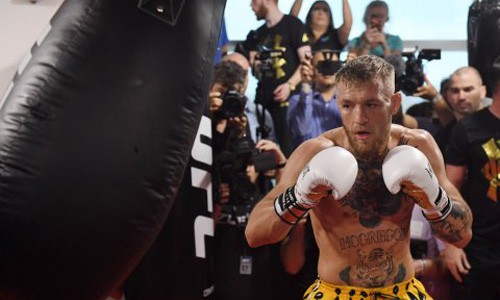 McGregor và triết lý của Lý Tiểu Long ở đại chiến với Mayweather McGregor tự tin sẽ thích nghi với môn quyền anh và giành chiến thắng trước Mayweather
