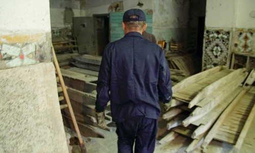 Hé lộ hành trình Ukraine bắt giữ gián điệp tên lửa Triều Tiên Điệp viên X5 trong phân xưởng làm việc. Ảnh: CNN.