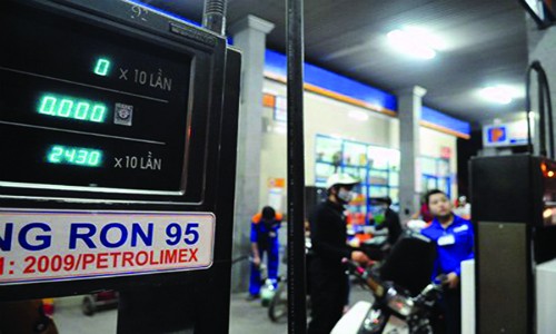 Thủ tướng yêu cầu tính lại thuế, phí với xăng dầu Thủ tướng yêu cầu liên Bộ báo cáo biến động giá xăng dầu trên thị trường.
