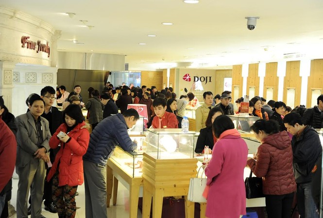 Chờ ngày 'vía Thần Tài' để mua vàng cầu may đầu năm Vào ngày vía Thần Tài hàng năm mọi người thường đi mua vàng để cầu may mắn tài lộc