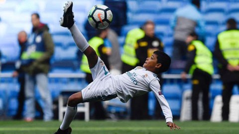 Con trai Ronaldo ngả người móc bóng giống bố Con trai Ronaldo ngả người móc bóng giống bố
