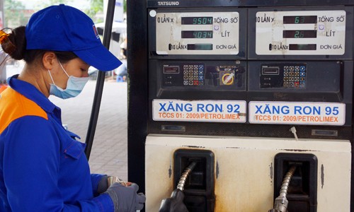 Giữ giá xăng tăng giá dầu Giá xăng giữ nguyên tại kỳ điều hành chiều 23/4.