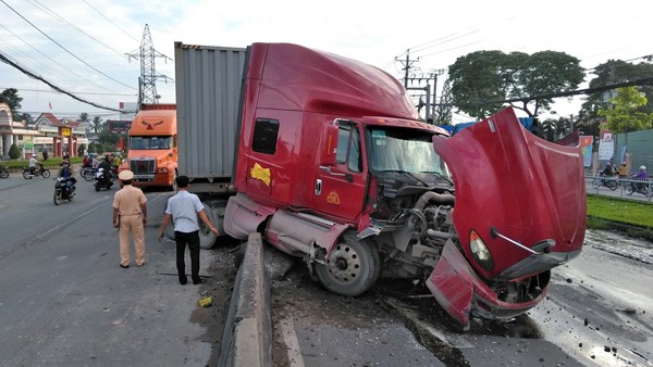 Xe đầu kéo tông ngã loạt dải phân cách gây hoảng loạn Hiện trường vụ tai nạn.