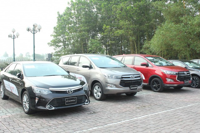 Đón bão ô tô nhập khẩu, xe lắp ráp ồ ạt giảm giá Tại các đại lý kinh doanh ô tô, hầu hết các mẫu xe lắp ráp đều được giảm giá cả chục triệu đồng