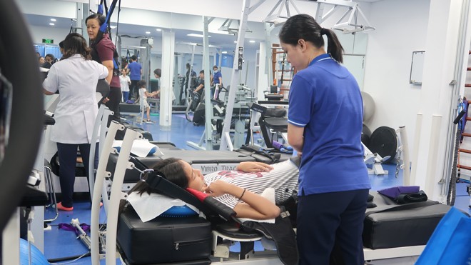 Bệnh nhân sau đột quỵ vẫn có khả năng hồi phục vận động Một bệnh nhân đang điều trị tại phòng khám trị liệu thần kinh cột sống
