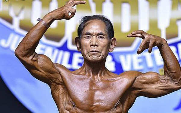 Cụ ông 81 tuổi cường tráng như thanh niên nhờ tập gym 180 phút/ngày Ông Kanazawa sở hữu khối cơ bắp rắn chắc ở tuổi 81. Ảnh: OC.