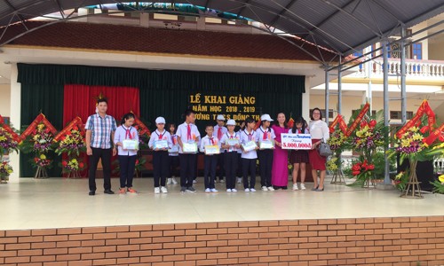 Nhà sách Tiền Phong Hải Phòng tặng quà học sinh nghèo vượt khó Nhà sách Tiền Phong Hải Phòng tặng quà học sinh nghèo vượt khó