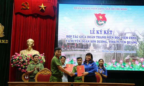 Đoàn thanh niên Học viện CSND ký kết nghĩa với Huyện đoàn Sơn Dương Bí thư hai đơn vị ký biên bản ghi nhớ hợp tác dưới sự chứng kiến của đại diện lãnh đạo, đoàn cấp trên và đoàn viên hai đơn vị