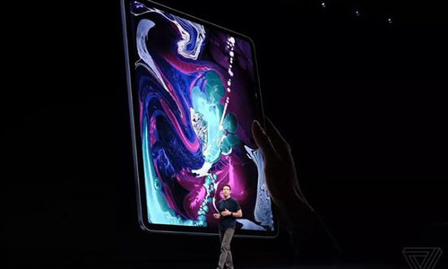 iPad Pro mới chính thức ra mắt với Face ID, cấu hình mạnh mẽ Mẫu máy tính bảng iPad Pro mới được giới thiệu trong sự kiện 30/10. (Nguồn: The Verge)
