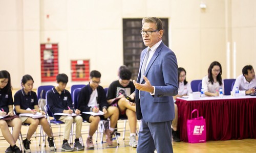 Học sinh Vinschool “gọi vốn” qua lớp học mô phỏng show 'Sha Tank' Thầy John Dohrmann từng giảng dạy tại trường Trung học Nội trú EF Academy ở New York (Mỹ), phát triển nhiều chương trình độc đáo, bao gồm điều tra và nghiên cứu về doanh nghiệp thực tế của Mỹ