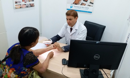 Giải pháp kết hợp điều trị hiệu quả bệnh bạch biến Giáo sư Tiến sĩ Michael Tirant tư vấn miễn phí cho bệnh nhânngười bệnh bị bạch biến.
