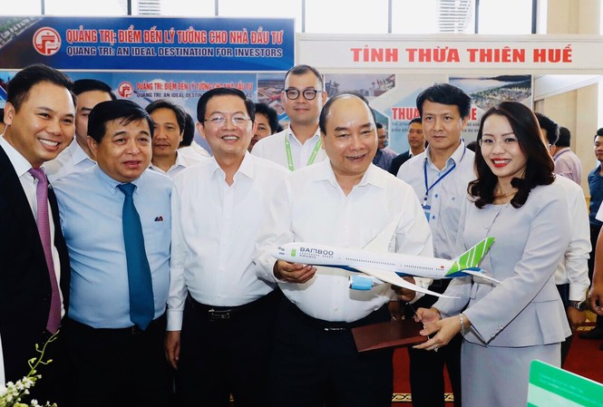 TS. Trần Du Lịch: Miền Trung chậm thủ tục đầu tư một ngày là tiếp tục nghèo thêm Thủ tướng Chính phủ thăm gian hàng của hãng hàng không Bamboo Airways tại Hội nghị (Ảnh:TTX)