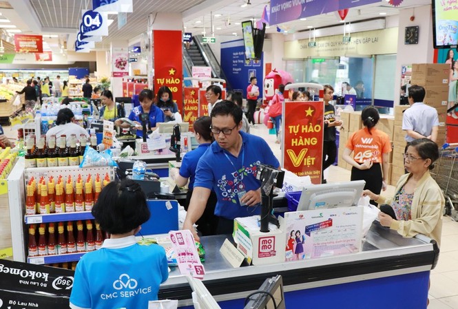 Hệ thống siêu thị Co.opmart giảm giá mạnh hơn 30.000 sản phẩm hàng Việt Các hệ thống bán lẻ của Saigon Coop luôn được người tiêu dùng tin tưởng lựa chọn. Trong ảnh người tiêu dùng mua sắm tai siêu thị Co.opmart Lý Thường Kiệt 1 và Co.opmart Lý Thường Kiệt 2