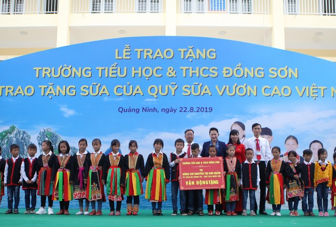Trẻ em Quảng Ninh nhận trường mới và hơn 71 ngàn ly sữa từ Quỹ sữa Vươn cao VN Trẻ em Quảng Ninh nhận trường mới và hơn 71 ngàn ly sữa từ Quỹ sữa Vươn cao VN