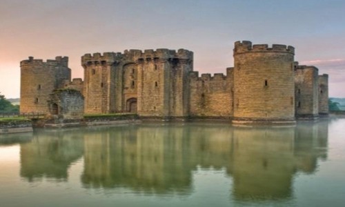 The Lotus Center - câu chuyện cổ tích của chàng Hoàng tử và nàng Công chúa Hình ảnh Lâu đài cổ Bodiam ở Anh Quốc