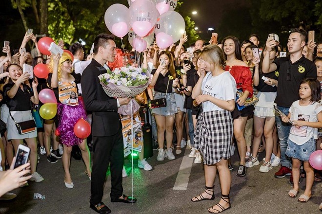 Anh chàng nhờ cả công ty lên phố đi bộ cổ vũ tỏ tình Chàng trai công khai tỏ tình với "người trong mộng" ở phố đi bộ Hồ Gươm. Ảnh chụp màn hình.