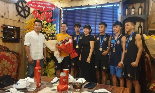 Phú Hồng Thịnh đồng thành cùng Đội tuyển Muay Thái MMA FIGHT ACADEMY Bà Phạm Thị Hường, Chủ tịch HĐQT Công ty Bất động sản và Xây dựng Phú Phong-Phú Hồng Thịnh chúc mừng thành tích của đội tuyển Muay Thái của võ đường MMA FIGHT ACADEMY