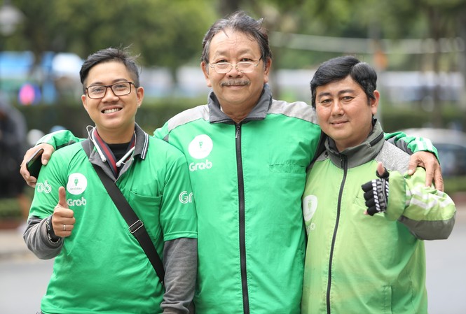 Tình anh em và loạt chuyện chưa kể về nghề tài xế công nghệ Anh Bình An (ngoài cùng bên trái) thường xuyên gặp gỡ nhiều bác tài có thâm niên để học hỏi thêm kinh nghiệm làm nghề